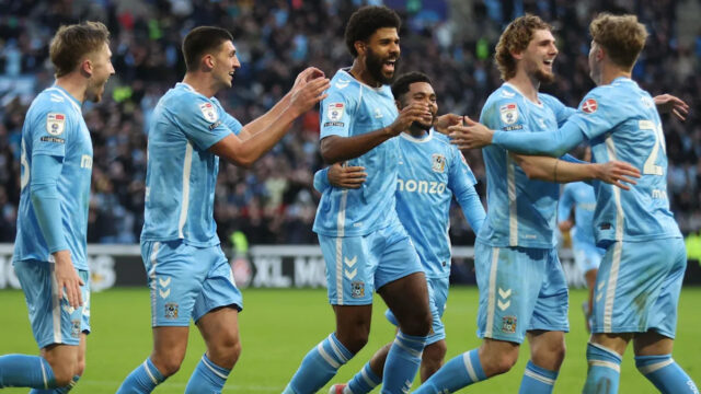 "Je to Covov rok, ale potrebujeme januárové posily" Hráči Coventry City oslavujú gól pri výhre 3:1 nad Charltonom