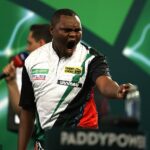 Kenský veterinár David Munyua (na snímke) naštval Mikea De Deckera na majstrovstvách sveta v šípkach