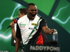 Je to najväčší rozruch v histórii? 30-ročný veterinár z Kene vyhodí semeno číslo 18 a bývalý šampión Grand Prix Kenský veterinár David Munyua (na snímke) naštval Mikea De Deckera na majstrovstvách sveta v šípkach