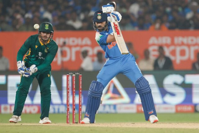 "Je to trestný čin?" Virat Kohli zaznamenal stáročia po sebe v prvých dvoch ODI proti Južnej Afrike. (P/C: BCCI/X)