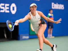 Jessica Pegula sa stala častou jazdkyňou vlaku na cestách na tenisové zápasy 2. september: Američanka Jessica Pegulaová sa naťahuje do forhendu pri víťazstve 6:3, 6:3 nad Barborou Krejčíkovou vo štvrťfinále.