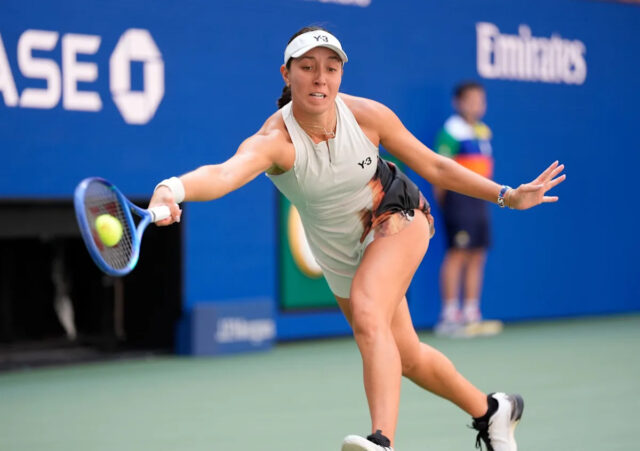 2. september: Američanka Jessica Pegulaová sa naťahuje do forhendu pri víťazstve 6:3, 6:3 nad Barborou Krejčíkovou vo štvrťfinále.