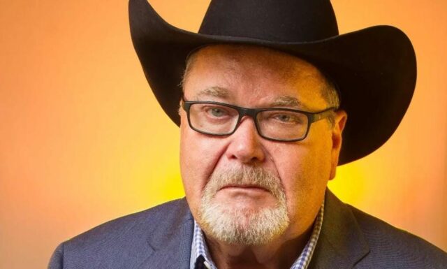 Jim Ross popiera obvinenia z rasizmu, člen Siene slávy WWE ho zavolal na „lacné zábery“
