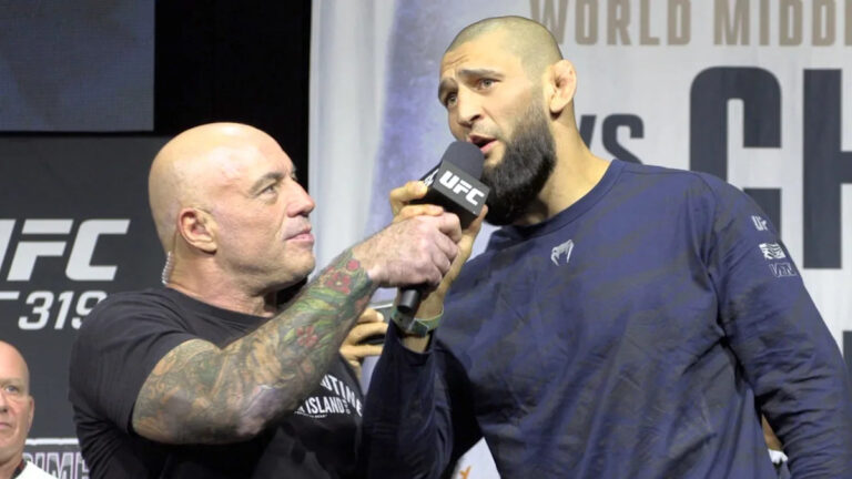 Komentátorský tím UFC 328: Joe Rogan na výzvu pre Chimaev vs. Strickland
