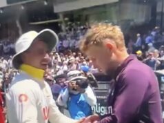 Joe Root zdieľa drzý vtip s Marnusom Labuschagneom po hrdinstvách z Queenslandu počas testu v Adelaide Zdá sa, že Joe Root drzo žartoval, že Marnus Labuschagne si natrel na ruku super lepidlo, keď sa s Austrálčanom v nedeľu v Adelaide podelili o veselý moment.