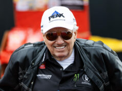 John Force posiela správu po odhalení hlavnej zostavy jazdcov tímu NHRA JFR John Force posiela správu po odhalení hlavnej zostavy jazdcov tímu NHRA JFR