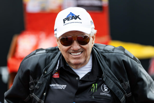 John Force posiela správu po odhalení hlavnej zostavy jazdcov tímu John Force posiela správu po odhalení hlavnej zostavy jazdcov tímu NHRA JFR
