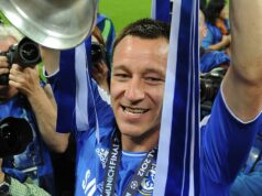 John Terry bičoval neslávne známu „kompletnú súpravu“, ktorú nosil pri zdvíhaní trofeje Chelsea v Lige majstrov John Terry z Chelsea oslavuje zisk trofeje v Lige majstrov UEFA