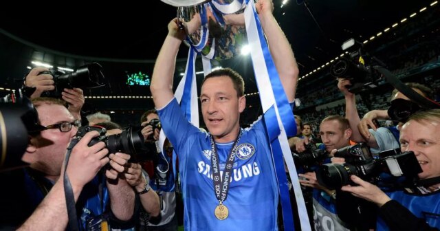 John Terry z Chelsea oslavuje zisk trofeje