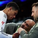 MADRID, ŠPANIELSKO - 7. DECEMBRA: Jude Bellingham z Realu Madrid CF má ranu na pravom očnom viečku ošetrenú počas futbalového zápasu španielskej ligy, LaLiga EA Sports, hraného medzi Realom Madrid a RC Celta de Vigo na štadióne Bernabeu 7. decembra 2025 v Madride v Španielsku. (Foto Oscar J. Barroso/Europa Press cez Getty Images)