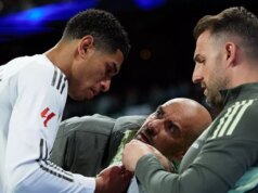 Jude Bellingham odišiel s hororom, pretože Real Madrid poslal DVE hviezdy MADRID, ŠPANIELSKO - 7. DECEMBRA: Jude Bellingham z Realu Madrid CF má ranu na pravom očnom viečku ošetrenú počas futbalového zápasu španielskej ligy, LaLiga EA Sports, hraného medzi Realom Madrid a RC Celta de Vigo na štadióne Bernabeu 7. decembra 2025 v Madride v Španielsku. (Foto Oscar J. Barroso/Europa Press cez Getty Images)