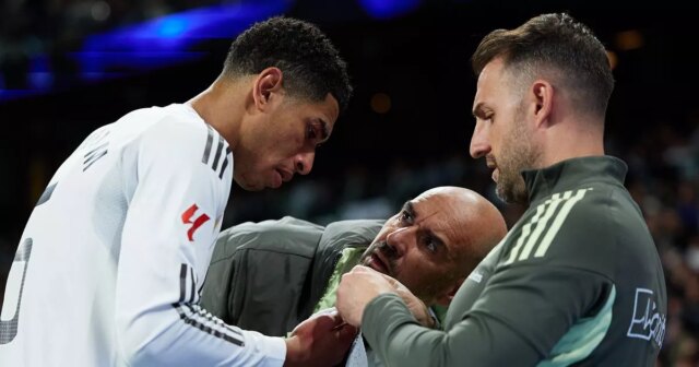 MADRID, ŠPANIELSKO - 7. DECEMBRA: Jude Bellingham z Realu Madrid CF má ranu na pravom očnom viečku ošetrenú počas futbalového zápasu španielskej ligy, LaLiga EA Sports, hraného medzi Realom Madrid a RC Celta de Vigo na štadióne Bernabeu 7. decembra 2025 v Madride v Španielsku. (Foto Oscar J. Barroso/Europa Press cez Getty Images)