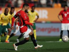 Juhoafrická republika sa odvolala proti neskorému trestu, pretože Mohamed Salah poslal Egypt do vyraďovacej časti Afrického pohára národov Počas kontroly pokutového kopu sa hráči zhromažďujú okolo rozhodcu Pacifique Ndabihawenimana (AP)