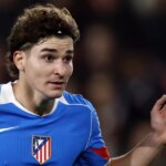 Julian Alvarez sa pozerá počas zápasu Atlética Madrid