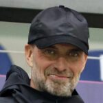 PARÍŽ, FRANCÚZSKO - 29. OKTÓBRA: Globálny šéf futbalového tímu Red Bull Jurgen Klopp sa pozerá na zápas Ligue 1 McDonald's medzi Paris FC a Olympique Lyonnais na Stade Jean Bouin 29. októbra 2025 v Paríži vo Francúzsku. (Foto: Xavier Laine/Getty Images)