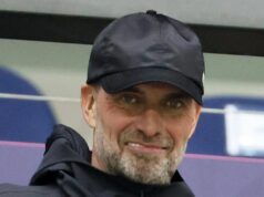 Jurgen Klopp hľadal obrovskú novú prácu, pretože v Liverpoole sa objavil Arne Slot PARÍŽ, FRANCÚZSKO - 29. OKTÓBRA: Globálny šéf futbalového tímu Red Bull Jurgen Klopp sa pozerá na zápas Ligue 1 McDonald's medzi Paris FC a Olympique Lyonnais na Stade Jean Bouin 29. októbra 2025 v Paríži vo Francúzsku. (Foto: Xavier Laine/Getty Images)
