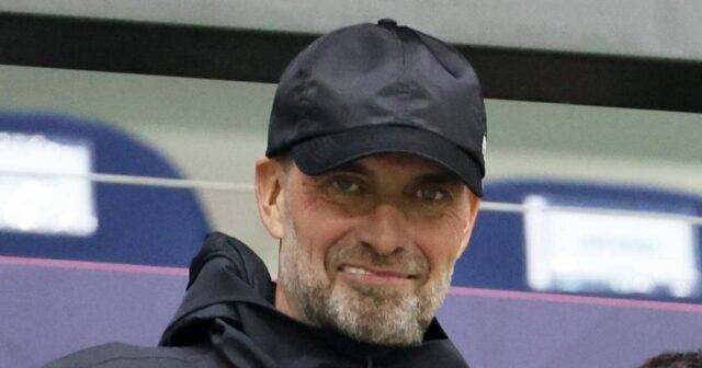 Jurgen Klopp hľadal obrovskú novú prácu, pretože v Liverpoole sa PARÍŽ, FRANCÚZSKO - 29. OKTÓBRA: Globálny šéf futbalového tímu Red Bull Jurgen Klopp sa pozerá na zápas Ligue 1 McDonald's medzi Paris FC a Olympique Lyonnais na Stade Jean Bouin 29. októbra 2025 v Paríži vo Francúzsku. (Foto: Xavier Laine/Getty Images)