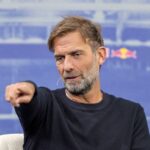 Globálny šéf futbalu Jürgen Klopp gestikuluje počas prezentácie Jürgena Kloppa ako šéfa globálneho futbalového Red Bullu v Red Bulle