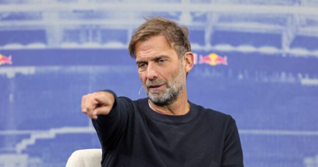 Globálny šéf futbalu Jürgen Klopp gestikuluje počas prezentácie Jürgena Kloppa ako šéfa globálneho futbalového Red Bullu v Red Bulle