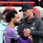 Mohamed Salah a Jurgen Klopp počas zápasu Premier League medzi Brentford FC a Liverpool FC v roku 2024.