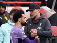 Jurgen Klopp už dal jasne najavo pocity Mo Salaha medzi Arne Slotom a Liverpoolom Mohamed Salah a Jurgen Klopp počas zápasu Premier League medzi Brentford FC a Liverpool FC v roku 2024.