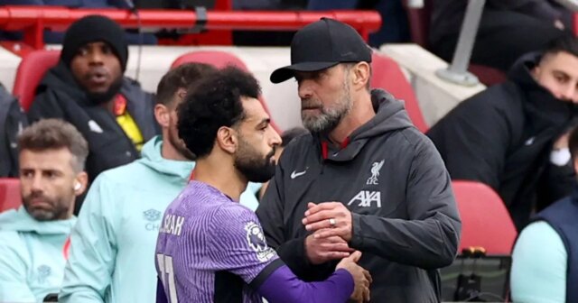 Mohamed Salah a Jurgen Klopp počas zápasu Premier League medzi Brentford FC a Liverpool FC v roku 2024.  