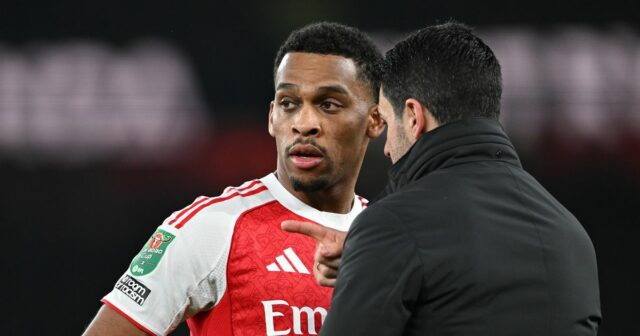 Jurrien Timber perfektne reaguje na obrovské množstvo zranení Arsenalu po Jurrien Timber sa rozpráva s Mikelom Artetom počas zápasu Arsenalu