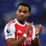 Obranca Arsenalu Jurrien Timber tlieska fanúšikom na plný úväzok po zápase Premier League proti Evertonu