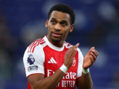 Jurrien Timber uverejnil záhadnú aktualizáciu Arsenalu, keď sa Mikel Arteta zapotil nad rozhodnutím o zranení Obranca Arsenalu Jurrien Timber tlieska fanúšikom na plný úväzok po zápase Premier League proti Evertonu