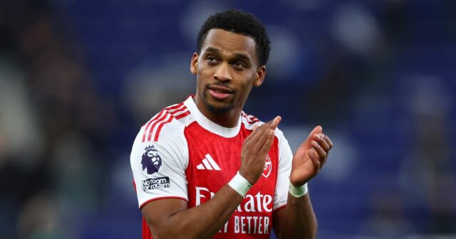 Obranca Arsenalu Jurrien Timber tlieska fanúšikom na plný úväzok po zápase Premier League proti Evertonu