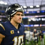 Rozohrávač Los Angeles Chargers Justin Herbert smeruje na operáciu ruky po tom, čo utrpel potenciálne vážne zranenie pri nedeľňajšom víťazstve nad Las Vegas Raiders.
