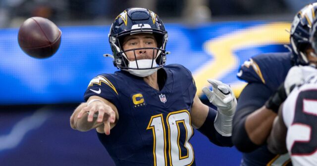 Justin Herbert si nezahrá vo finále základnej časti Chargers
