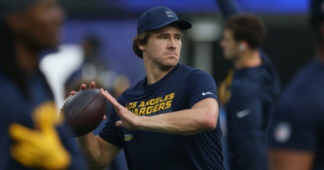 Justin Herbert uvedený ako sporný pre Chargers vs. Eagles Justin Herbert uvedený ako sporný pre Chargers vs. Eagles