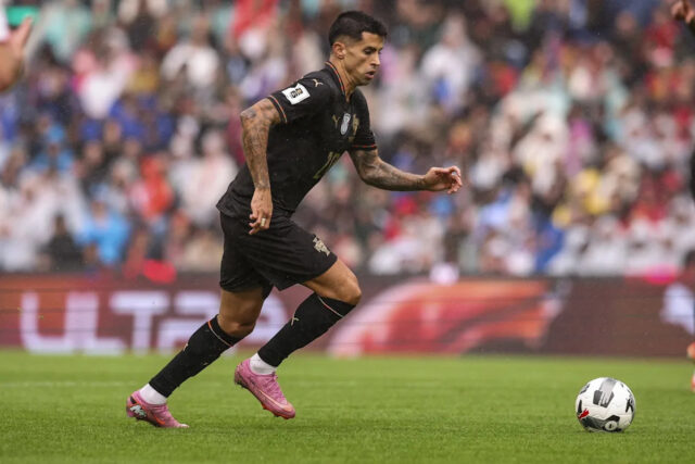 K Barcelone sa pripojili kluby Premier League v pretekoch o získanie bývalého obrancu – správa
