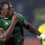 Karl Etta Eyong po strelení gólu na oslavu bozkáva jeho zelený dres Kamerunu