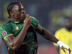 Kamerun otvoril Afcon víťazstvom po zásahu Etty Eyong Karl Etta Eyong po strelení gólu na oslavu bozkáva jeho zelený dres Kamerunu