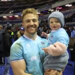 Kapitán Glasgowa Kyle Steyn oslavuje úspech Warriors v pohári 1872 so svojou dcérou Bellou