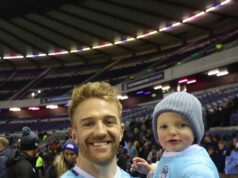 Kapitán Glasgowa Kyle Steyn bol nadšený, že môže osláviť svoje 100. vystúpenie v drese Warriors úspechom v pohári 1872… a mať tam svojho otca a dcéru, aby sa podelili o jeho radosť Kapitán Glasgowa Kyle Steyn oslavuje úspech Warriors v pohári 1872 so svojou dcérou Bellou