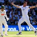 Anglický nadhadzovač Josh Tongue (R) sa opäť odvoláva na rozhodnutie Austrálsky pálkar Alex Carey (R) v prvý deň tretieho kriketového zápasu Ashes Test medzi Austráliou a Anglickom na Adelaide Oval v Adelaide 17. decembra 2025. (Foto: William WEST / AFP cez Getty Images) / --OBRÁZOK OBMEDZENÝ PRE NO-USE-SDI