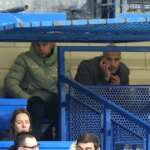 Enzo Maresca sa pozerá z tribúny na Stamford Bridge