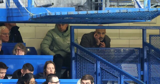 Enzo Maresca sa pozerá z tribúny na Stamford Bridge