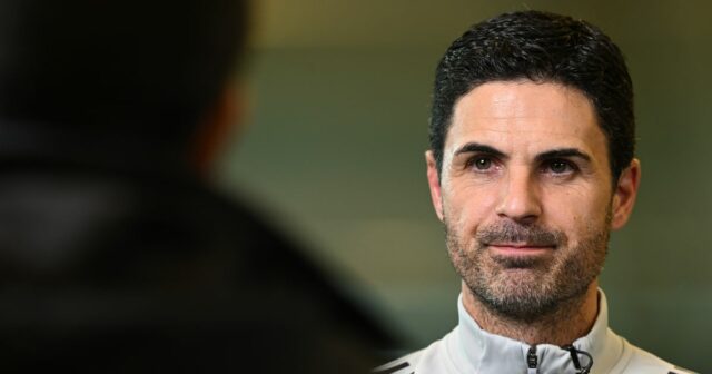 Mikel Arteta hovorí pre médiá pred zápasom Arsenalu v Ligovom pohári s Crystal Palace