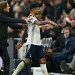 Cristian Romero je vyvedený z ihriska Thomasom Frankom po tom, čo sa stal druhým hráčom Tottenhamu vylúčeným počas zápasu Premier League proti Liverpoolu.