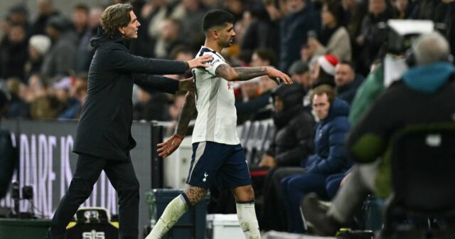 Každé slovo, ktoré Thomas Frank povedal na červené karty Xaviho Cristian Romero je vyvedený z ihriska Thomasom Frankom po tom, čo sa stal druhým hráčom Tottenhamu vylúčeným počas zápasu Premier League proti Liverpoolu.