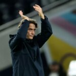 Thomas Frank tlieska fanúšikom po víťazstve v zápase Ligy majstrov medzi Tottenhamom Hotspur a Slaviou Praha