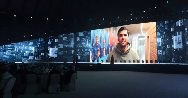 Veľká obrazovka zobrazuje záznam Rodriho z Manchestru City po tom, čo bol menovaný v kategórii The Best FIFA Men's 11 počas odovzdávania cien The Best FIFA Football Awards 2024 na Aspire Academy.