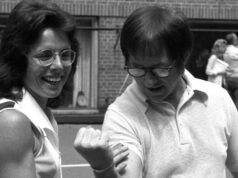 Keď Billie Jean porazila Bobbyho – Bitka pohlaví, ktorá definovala éru Valerie Ziegenfuss, Billie Jean King, Nancy Richey, Peaches Bartkowicz, Judy Tegart Dalton, Kerry Melville, Rosie Casals, manažérka Gladys Heldman a Kristy Pigeon na tlačovej konferencii oznamujúcej svoje profesionálne zmluvy v roku 1970
