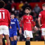 Bruno Fernandes z Manchestru United sa pozerá medzi spoluhráčov Joshuu Zirkzeeho, Matthijsa de Ligta a Kobbie Mainoo po prehre v zápase Premier League medzi Manchestrom United a Evertonom na Old Trafford 24. novembra 2025 v Manchestri v Anglicku.