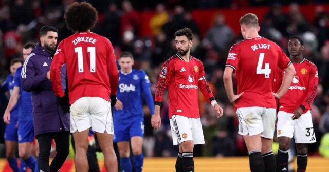 Bruno Fernandes z Manchestru United sa pozerá medzi spoluhráčov Joshuu Zirkzeeho, Matthijsa de Ligta a Kobbie Mainoo po prehre v zápase Premier League medzi Manchestrom United a Evertonom na Old Trafford 24. novembra 2025 v Manchestri v Anglicku.