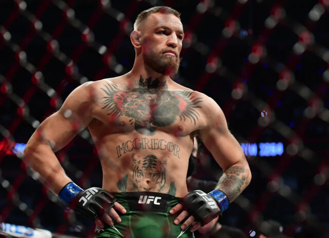 Írsky bojovník zmiešaných bojových umení Conor McGregor prichádza na súd v deň, keď sa zúčastňuje na občianskom súdnom konaní o obvineniach zo sexuálneho napadnutia v Dubline, Írsko, 19. novembra 2024. REUTERS/Clodagh Kilcoyne